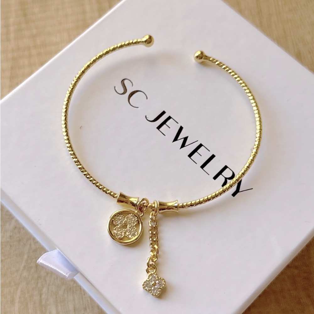 Clover Charm Cuff | 14k Gold Plated Luxury Jewelry - Picture 5 of 9